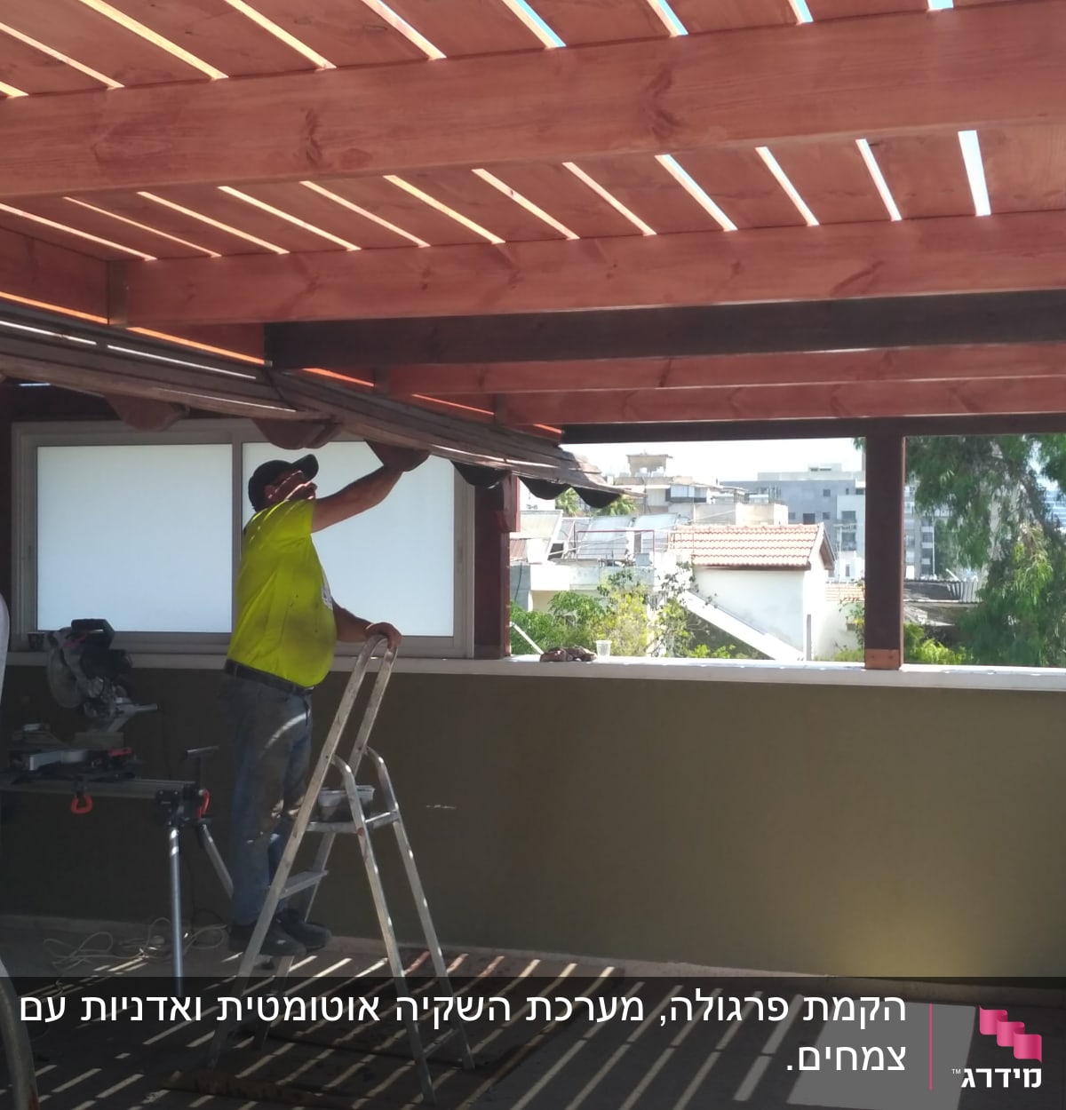 אדם על סולם מתקן פרגולה מעץ